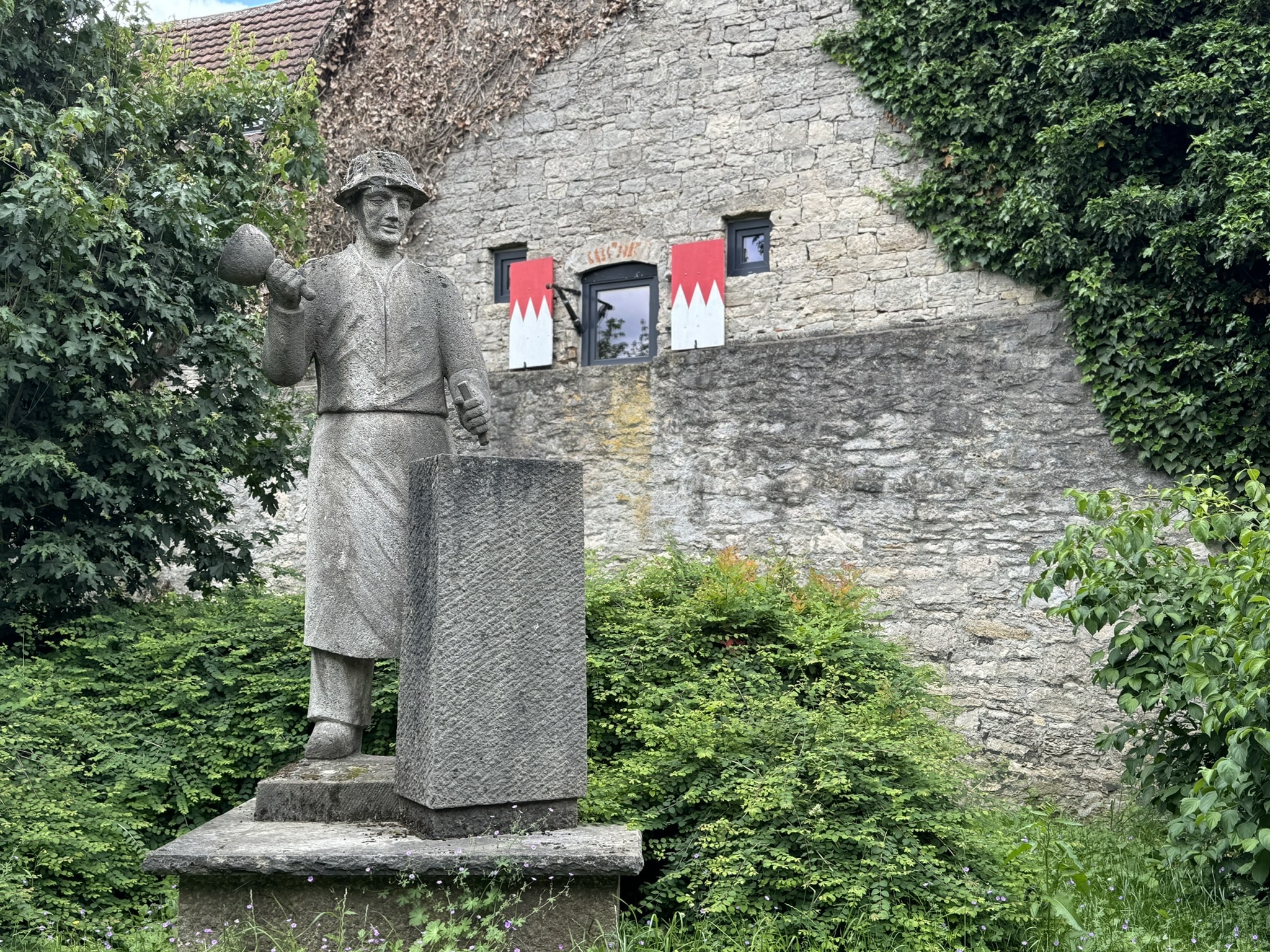 Winterhausen Steinhauerskulptur (2) © Waltraud Schiedermair